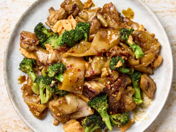 Pad See Ew (Thai Stir-Fried Soy Sauce Noodles)