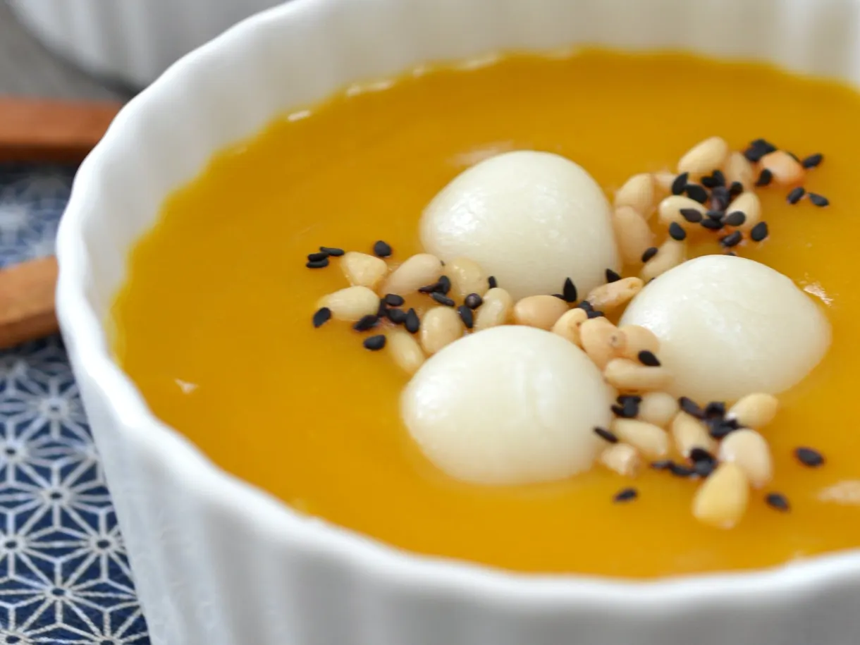 Korean Pumpkin Porridge with Rice Dumplings (Hobakjuk)