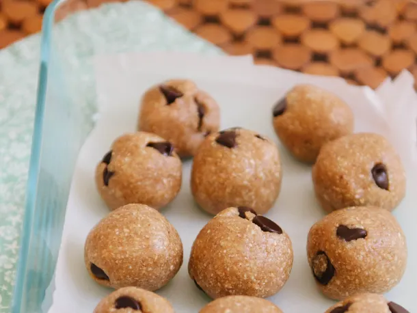 Raw Chocolate Chip Cookie Dough Bites