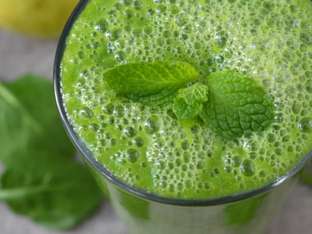 Green Smoothie with Spinach, Pear, and Ginger