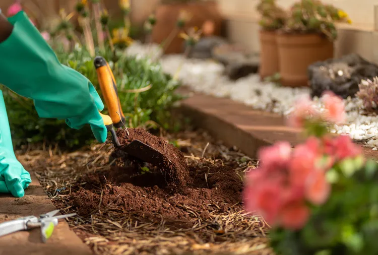 Mulching Your Yard? Take the Guesswork Out of How Much to Buy with Lowe's New Calculator