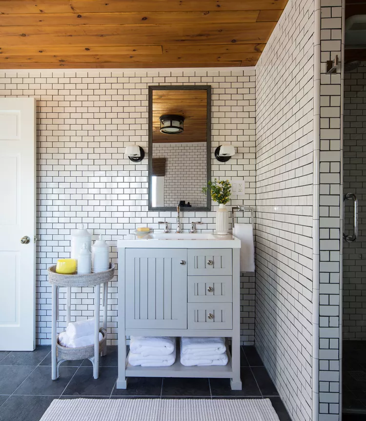 10 Things You Should Never Store in the Bathroom
