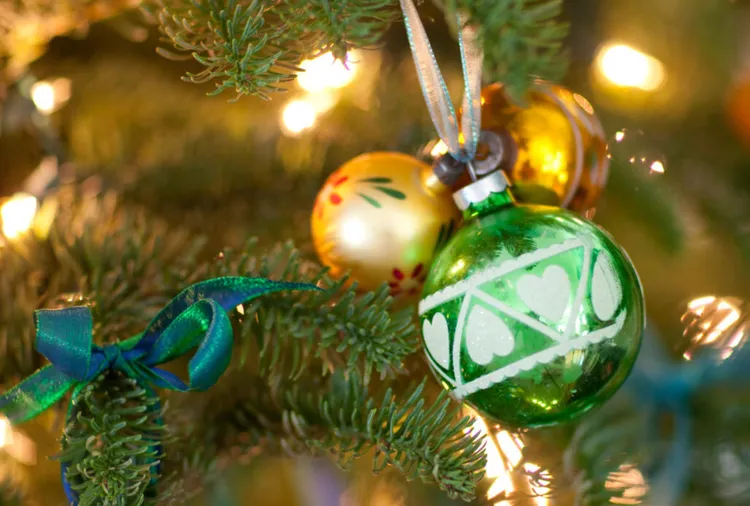 Trim Your Christmas Tree with Ornament Clusters for a Smart Decorating Shortcut