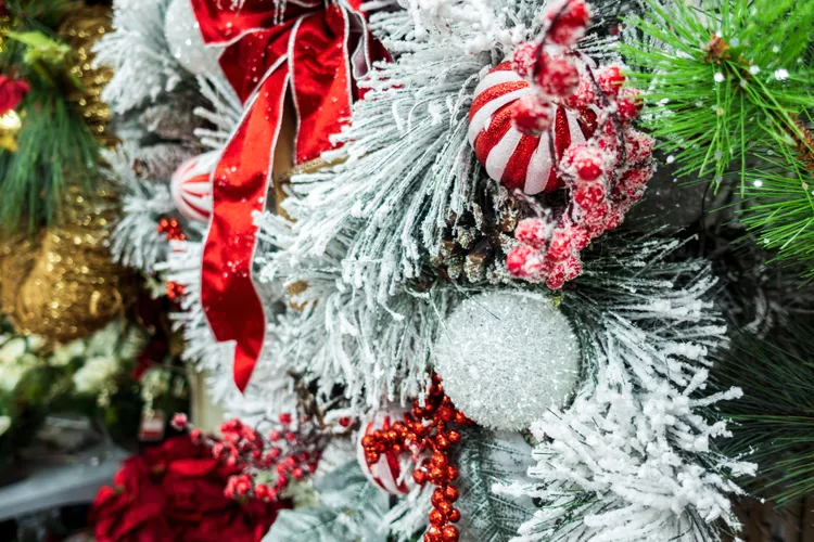 This DIY Faux Frost Is the Easiest Holiday Decor Hack (It's Just Two Ingredients!)