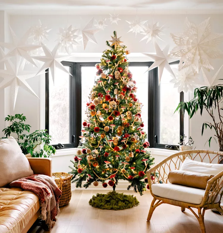 Hundreds of Paper Snowflakes Decorate Wendy Lau's Magical Holiday Home