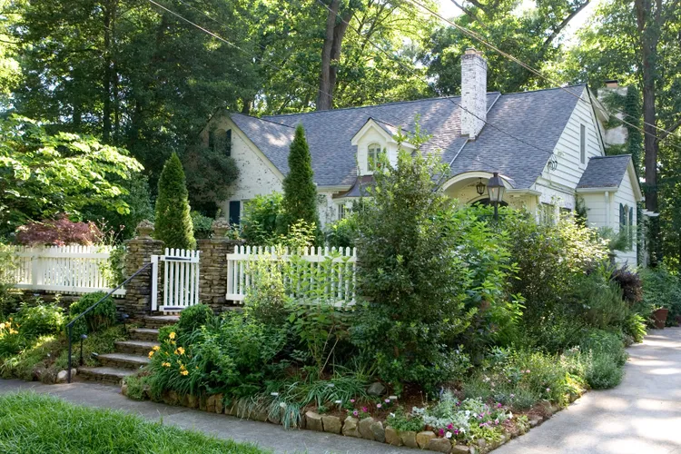 The Best Time to Start a Landscaping Project, According to Design Pros