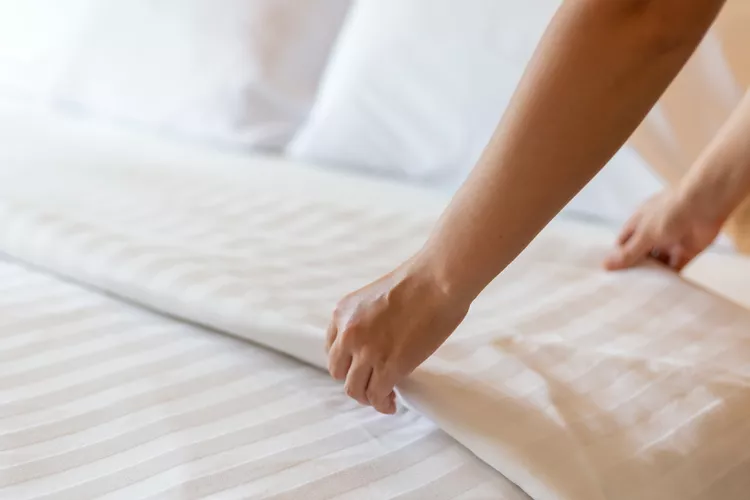 What Is the Triple Sheet Method? How to Use This Simple Bed-Making Technique