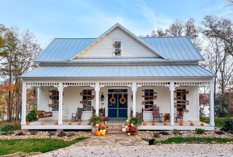 5 Spooky Signs Your House Might Be Haunted, According to a Realtor.com Survey