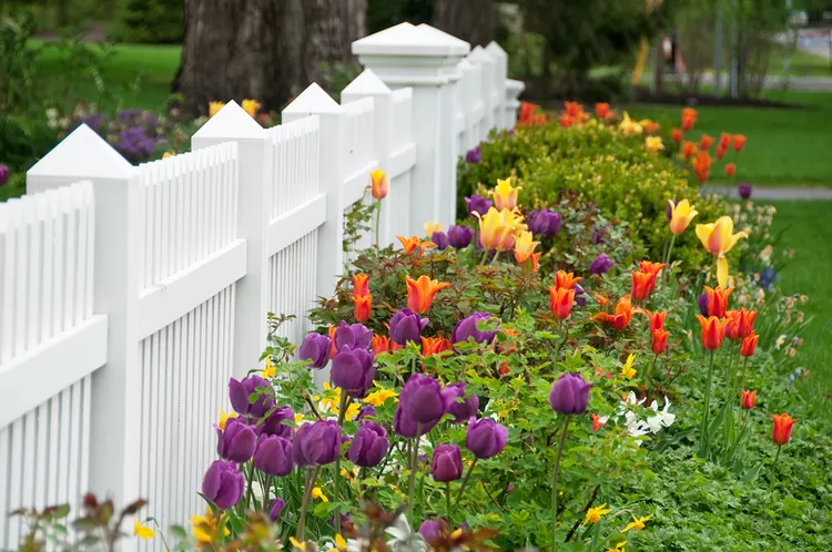 How to Clean a Vinyl Fence to Make It Look Brand New